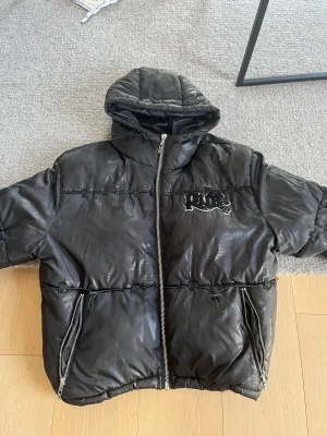 Racer worldwide puffer  - Knappast använt jackan, inga hål eller märken. Köpte den ny och planerar inte på att använda den så vid snabb affär kanske jag kan gå ner lite