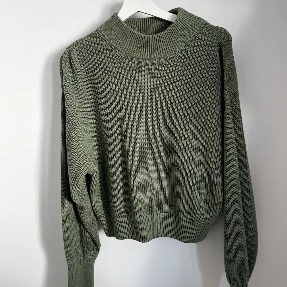 Säljer min olivgröna stickade tröja från NA-KD i 50% bomull💚 Perfekt till hösten. Tröjor & Koftor.