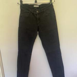 Svarta raka jeans från STR. Knappt använda. Kan skicka fler bilder om det önskas