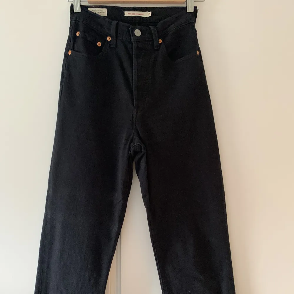 Säljer mina svarta Levis Ribcage jeans i svart, ankle length. I bra skick, färgen är något urtvättad men går att färga om med lite svart tygförg om man inte gillar det lite ljusare partierna!. Jeans & Byxor.