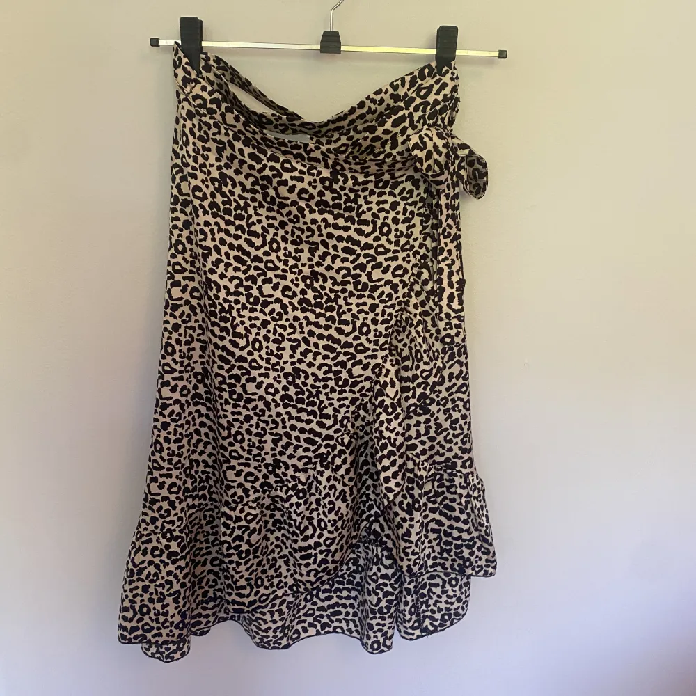 Omlott kjol med leopard mönster. Kan skicka fler bilder om det önskas. Passar alla storlekar. Kjolar.