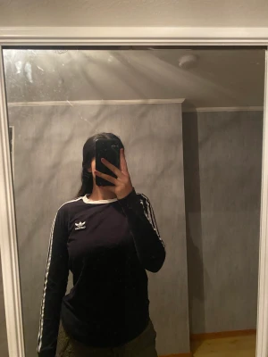Adidas tröja  - Jättestilig tröja från adidas som man kan ha på sig hemma, ute eller på gymme!  Har använd den få gånger och köptes för några år sedan!    Materialet är jätteskönt och den sitter perfekt💞