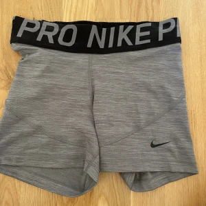 Nike shorts - Grå och svarta Nike shorts som är använda ett fåtal gånger