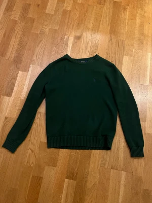 Polo Ralph Lauren Tröja - Stickad tröja från Polo Ralph Lauren, iprincip nyskick. Nypris 2000 kr.  Passar till den som är 170-175 cm
