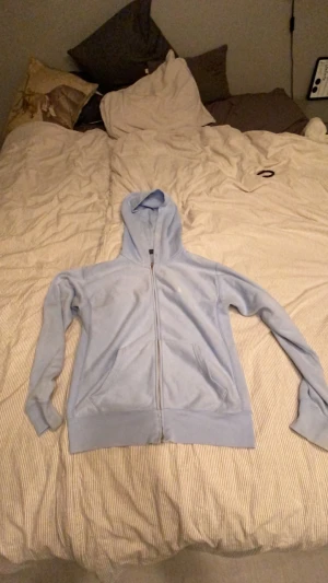 Polo zip hoodie - Säljer nu denna då den är förliten för mig använd en del men inga skador. Lite solblekt men inget man lägger märke till enligt mig. Finns snöre till den om man vill ha med. Tveka inte på att höra av er om ni har frågor!