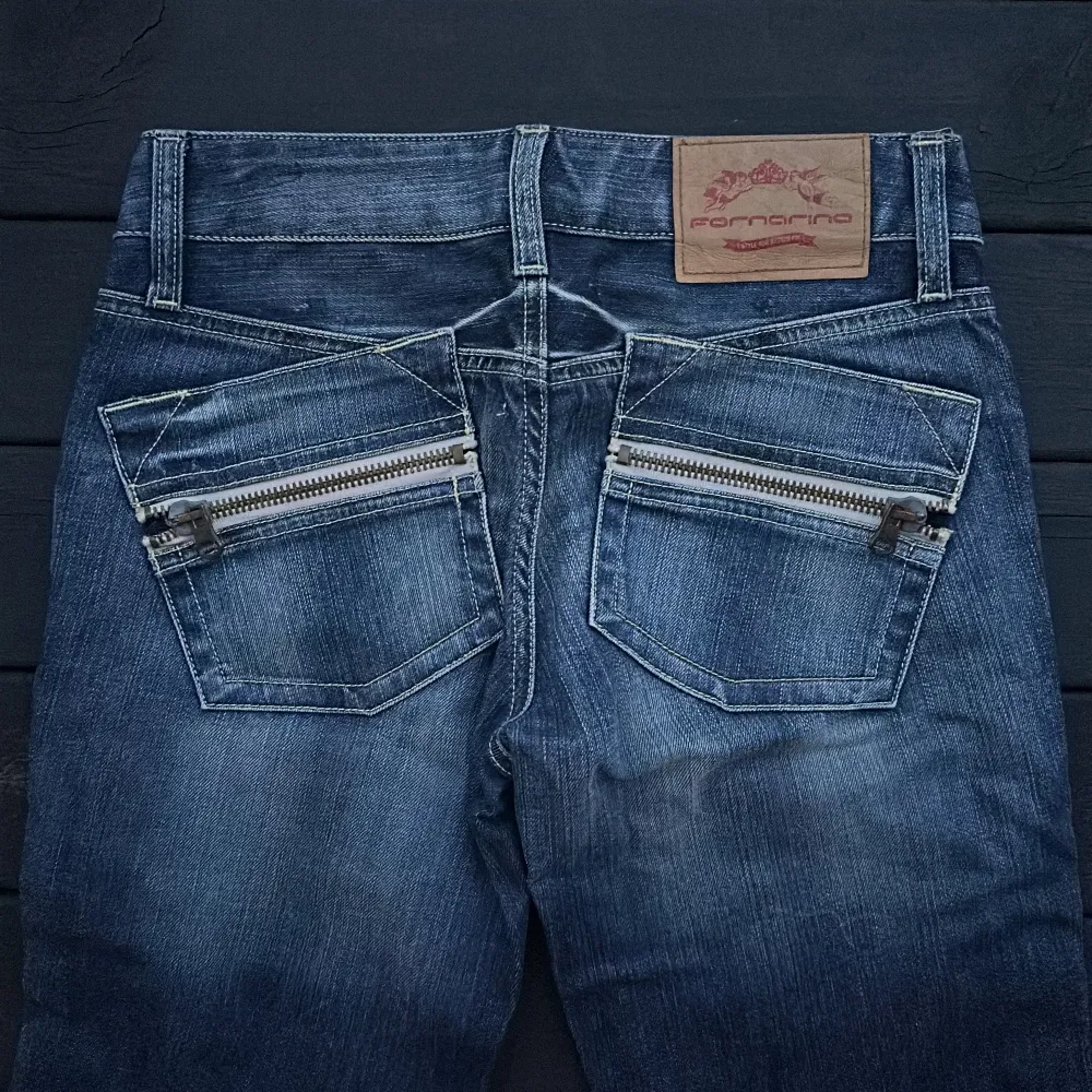 ITALIENSK DESIGN 💫Fronarina jeans med snygga detaljer,super fin mörkblå färg 🫐🫐🫐NYA innerbenet 85cm grenen 18cm midjan 33cm x2 . Jeans & Byxor.