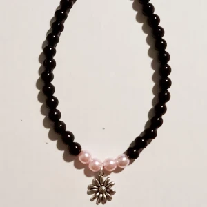 Armband med svarta/rosa pärlor  - Vackert armband med svarta och rosa pärlor 