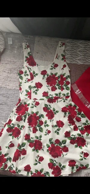 Klänning  - Jätte fina mer information kontakta mig. 