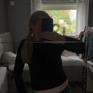 Svart stickad tröja - Säljer denna svarta, snygga stickade tröja ifrån hm💕 Är i strl XS och är superfin! Sälje stör 80 + köpare står för frakt❣️