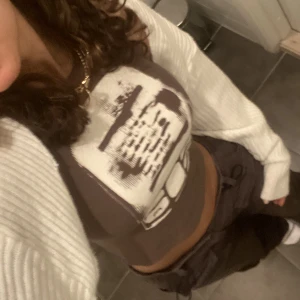 Topp - Cool croptop i fintskick utan hål eller fläckar 🌸 vet inte riktigt vad man ska att den har för färg men den ör väl lite åt den brun gråa hållet 