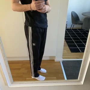 Adidas original byxor  - Säljer dessa adidas byxor i bra skick då jag inte använder dom längre. Skriv för mer bilder. Funkar för både killar och tjejer  