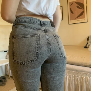 Grå jeans med slit - Jeans från nelly, orginalpris 599kr. Storlek 38. Jag är 168cm lång