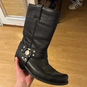 Svarta boots som är använda några gånger, gjorda i Spanien 
