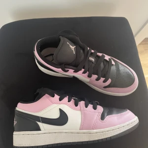 Jordan q - Jordan 1 artic pink  Säljer åt flickvännen  Står ej för frakt
