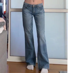 Lågmidjade jeans  - Världens finaste lågmidjade Bootcut jeans från Esprit som tyvärr är för stora på mig, inga defekter och så sköna.innerbenslängd:80 midjemått:37 vill du köpa är det bara att trycka på ”köp nu”