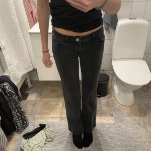 lågmidjade jeans❤️ - lågmidjade, bootcut svarta jeans från hm❤️stretchiga! bra skick! men tyvärr tycker jag de är på gränsen till lite för korta för mig som är 1,70 ungefär❤️ 170kr + frakt🫶🏼 först till kvarn!🫶🏼