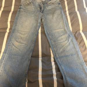 Ljusblå jeans som inte har några defekter.   Storlek - EUR 38. USA 30. MEX 30.
