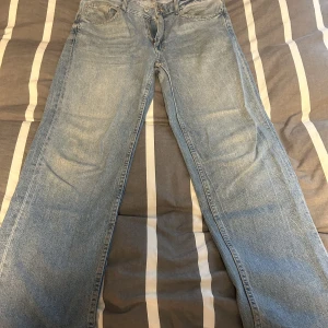 Bershka denim jeans  - Ljusblå jeans som inte har några defekter.   Storlek - EUR 38. USA 30. MEX 30.
