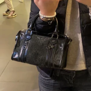 Zadig väska  - Interessekoll på min fina zadig & Voltaire väska! Jag köpte den i Paris förra hösten och den säljs inte alls nu. Jätte bra skick och super snygg😍 Den är mörk grön med leopardmönster.  nypris:5000 typ, pris kan diskuteras 