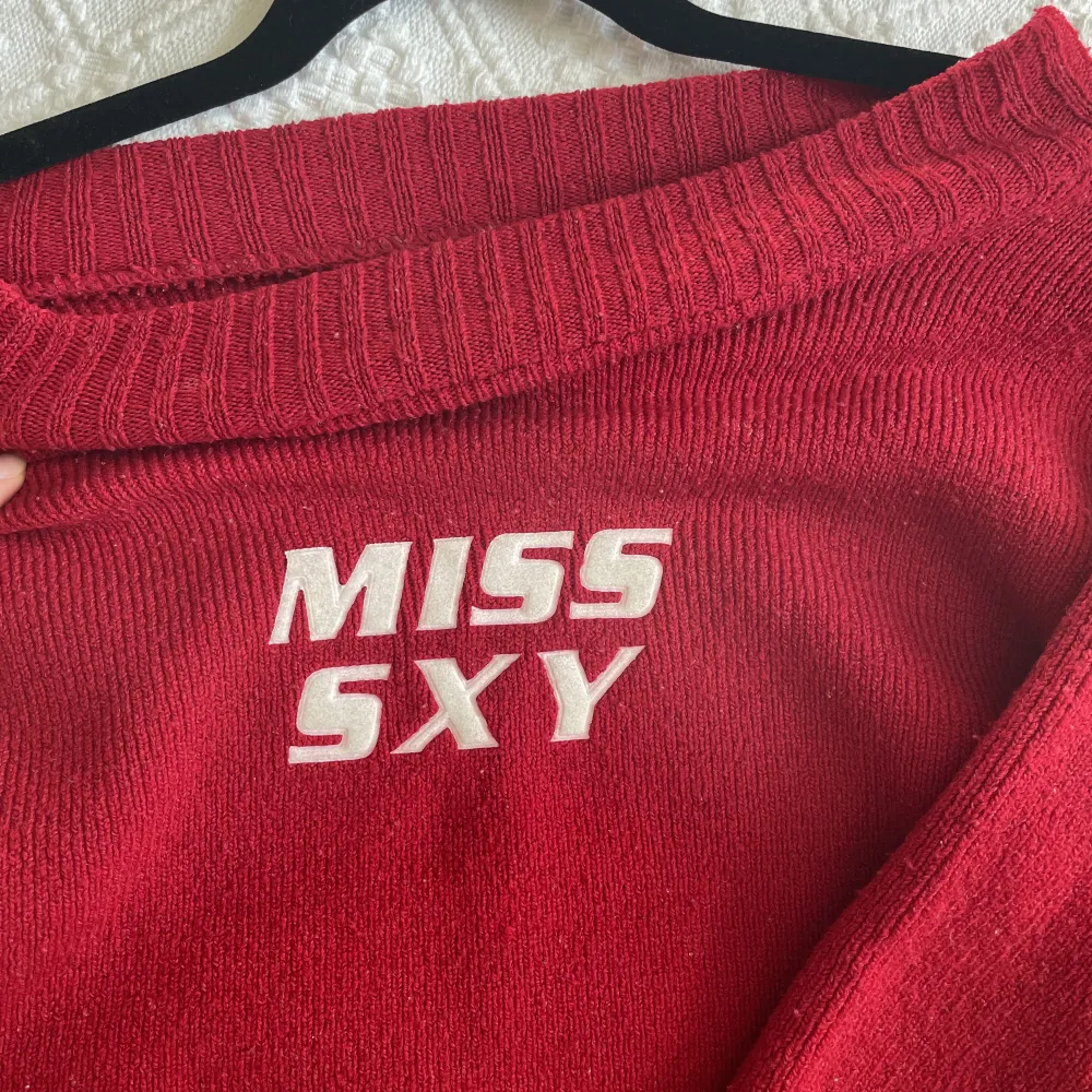 En 00s tröja som är stickad och har trycket MISS SXY 🌹 Ärmarna är mer trekvart än hellånga men om man använder tröjan som off-shoulder får ärmarna fulllängd.. Tröjor & Koftor.