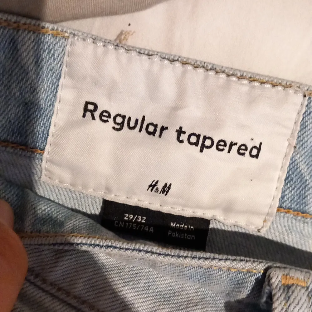 Tja säljer ett par jeans från hm. Regular fit, fint skick Tar ot byten hör av er vid minsta fundering. Jeans & Byxor.