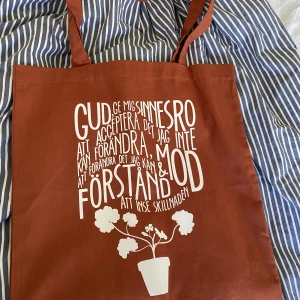 Väska  - Köpt i kyrkan för nåt år sedan och har aldrig använt. Minns inte vad den kostade nypris men jag säljer den för 50kr 🥰