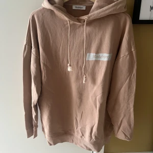 Hoodie från Rodebjer  - Hoodie som äranvänd 1 gång . Stor i storleken så skulle säga att den är mer som en S/M 