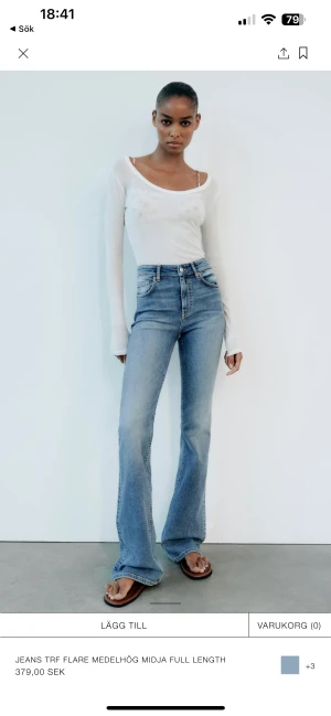 Bootcut jeans  - Bootcut jeans med medelhög midja från zara, använd en gång då dem är för stora. Storlek 36