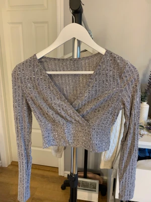 Croptop  - Tajt topp. Använd en gång så i fint skick. Kontakta mig för mer bilder eller vid funderingar. Läs bion 