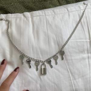 halsband med nyckel och lås design, ungefär 49 cm.