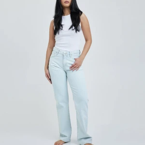 Jeans bikbok low straight  - Säljer dessa snygga jeans från bikbok, endast använda ett fåtal gånger med är som nya💕köparen står för frakten🙏🏼