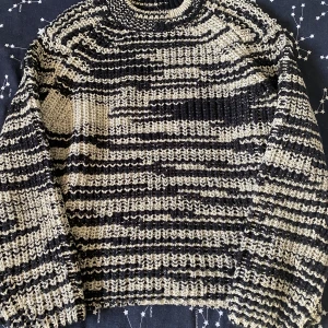 Svartvit stickad tröja  - Ändats använd vid ett par tillfällen! :) 