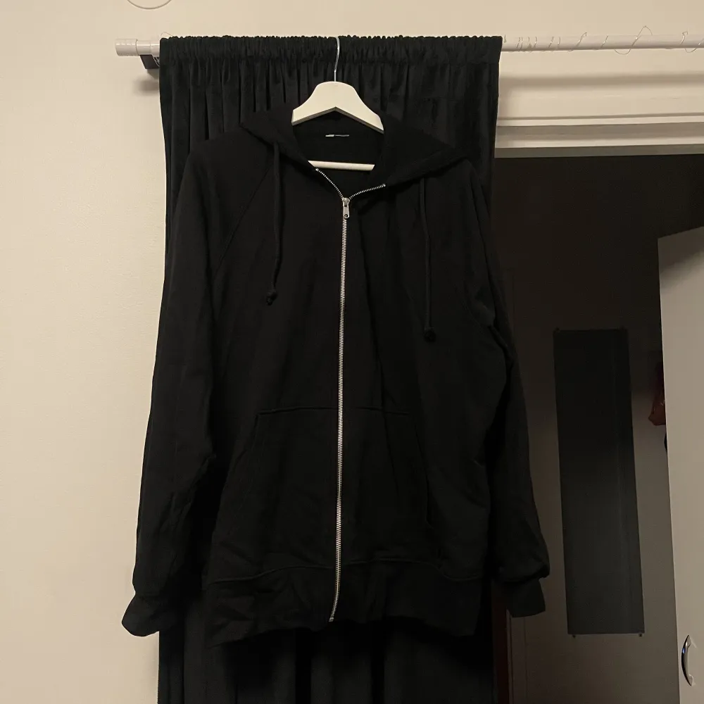 En zip up hoodie som jag säljer då den inte kommer till användning. Jag har använt den som oversize och är vanligtvis M.. Tröjor & Koftor.