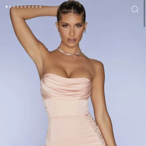 Ny Oanvänd Rosa Nude Princess Polly Kort Klänning - Ny oanvänd Princess Oh Polly Klänning, med prislappar kvar.  I färgen Blush och i storlek UK 10, Small/medium. Köpt för ca 783kr. Skriv gärna för fler frågor eller bilder.