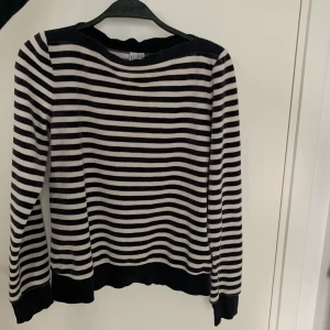 Randig tröja från & other stories  - Säljer denna söta randiga tröja från &  Other Stories i storlek 34 , har storlek S i alla mina tröjor så denna passar någon med storleks S eller XS!