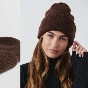 Mössa - Supermysig mössa från Gina tricot. Den är mörkbrun och sticks inte alls. Jättefint skick.💘