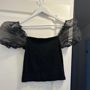 Partytopo New Look - Partytopp från New Look! 🖤✨   Topp med puffiga ärmar. Fin att använda med ärmarna uppe, men även med off shoulder. 🖤 Lappen säger 38, men jag tycker det är en 36 🙌🏽