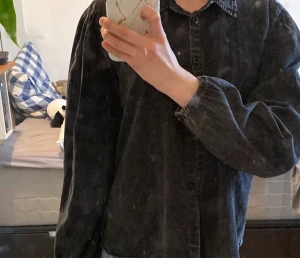 Svart tröja - Detta är en svart nästan oanvänd tröja som jag tyvärr inte använder och därför säljer.❤️ Kan användas som kofta, skjorta eller bara snygg tröja och passar till mycket. om ni undrar något är det bara att fråga❤️ gratis frakt! Är som en XS