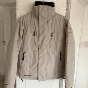 Dunjacka - Varm vinterjacka i fjäder- och dunfyllning. Står storlek xxs, men passar mig som har S.