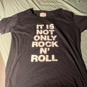 Tröja med tryck  - Är för liten för mig 172 cm storlek S  Skulle nog rekommendera för barn