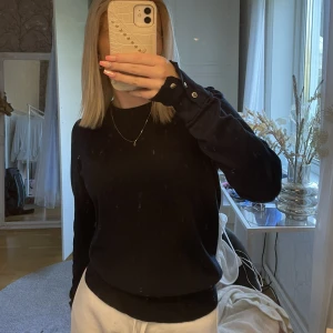 Tröja - Populär marinblå tröja ifrån Lindex, guldiga knappar vid handen🥰använd 2-3 gånger och väldigt fint skick, nypris 349kr