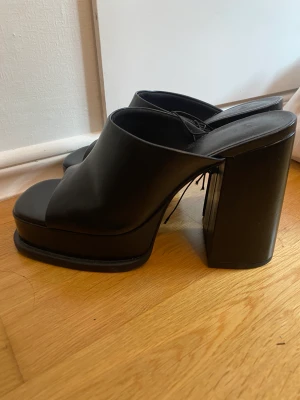 Klackskor - Svarta klackskor från HM. Fick i present men är för stora för mig. Aldrig använda. Klack på ca 10 cm. Ordinariepris 349kr