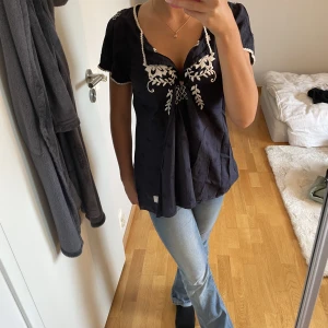 Söt blus - Säljer denna söta marinblåa blusen med fina vita detaljer från odd Molly 🩷 vet tyvärr inte storleken men skulle gissa på S-M! En äldre modell så tror inte blusen säljs längre! Hör gärna av er om ni har några frågor💕 Köparen står för frakten 😇