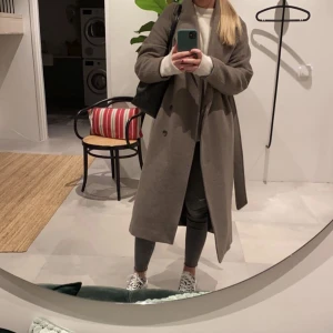 Lång kappa  - Skitsnygg beige/brun kappa, som ny!