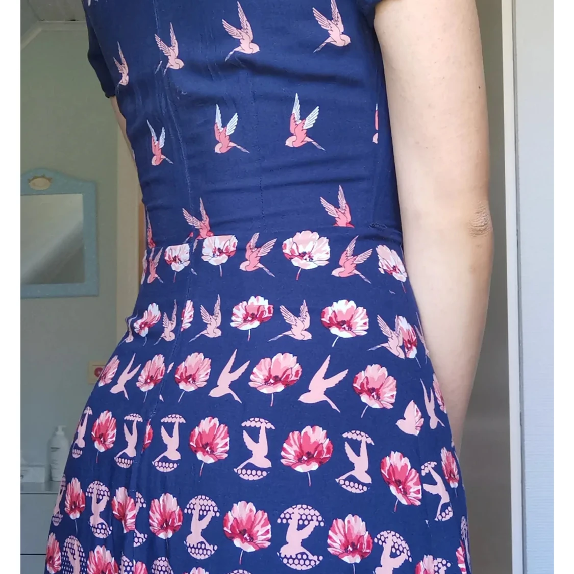 Mörkblå klänning med fåglar  - 91