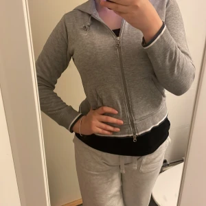 Nike tröja - Säljer denna ÄKTA tröja pga att jag inte har på mig den. Den är ärvd av min mamma då hon hade på sig din på 2000-talet. Den är lite kortare men sån är modellen! Och är i väldigt bra sick!