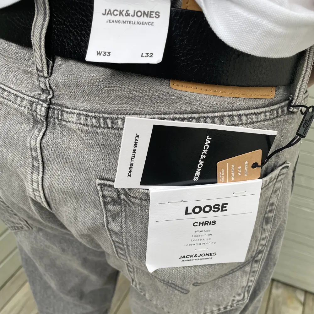 Helt oanvända riktigt fräscha  loose jeans Skick 10/10 Kvitto följer med 33 i midja men passar 32. Jeans & Byxor.