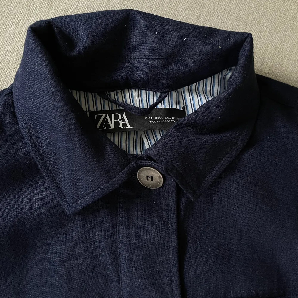 Mörkblå kortare jacka i linne från Zara. Använd 1 gång. Passar M-L. Jackor.
