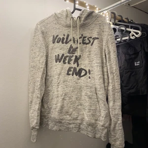 Hoodie - Hoodie från H&M i storleken S, men sitter som M. Bra skick.