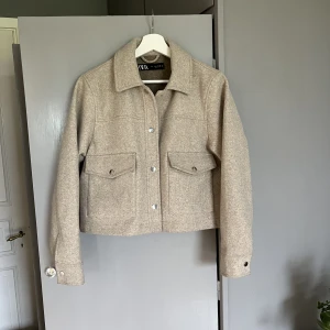 Zara kappa - Här e en jätte jätte fin kappa från zara använd två gånger men känner inte att jag passar i färgen så jag säljer den den e köpt för 400